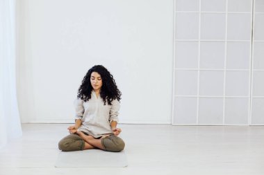 Kadın esmer yoga, asana jimnastik sporu yapıyor.