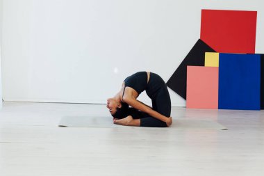 Güzel esmer kadın yoga, Asya jimnastik, esnek vücut.