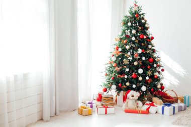 Noel ağacı pencereli yeni yıl hediyeli bir iç oda.