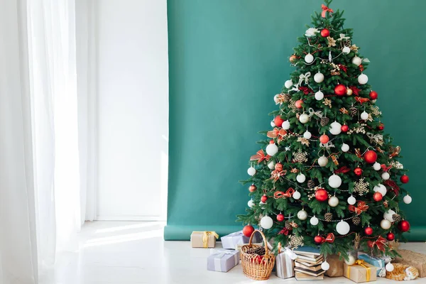 Χριστουγεννιάτικο δέντρο διακοπές παρουσιάζει Πρωτοχρονιά παραμονή φόντο — Φωτογραφία Αρχείου