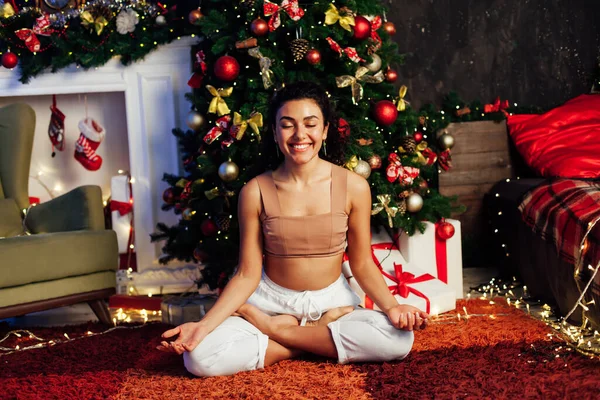 Piękna kobieta jogi Choinka z prezentów noworocznych — Zdjęcie stockowe