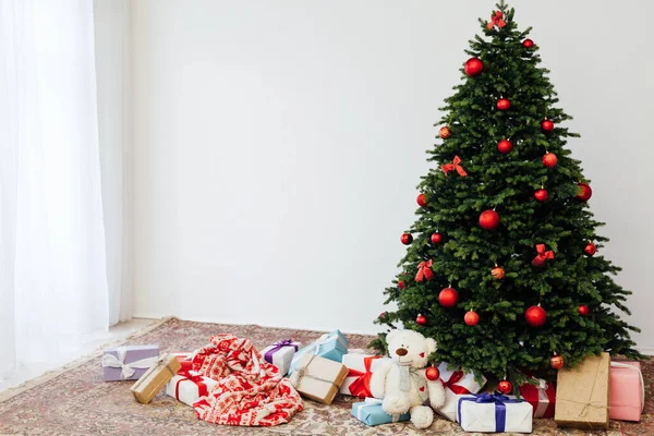 Quarto interior com árvore de Natal com decoração do presente para o ano novo — Fotografia de Stock