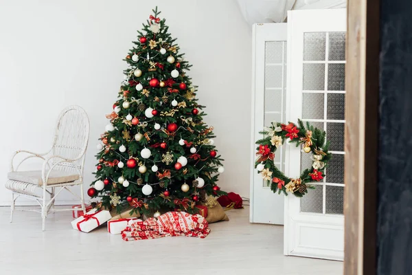 Quarto interior com árvore de Natal com decoração do presente para o ano novo — Fotografia de Stock