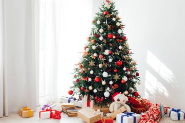 Noel ağacı pencereli yeni yıl hediyeli bir iç oda.