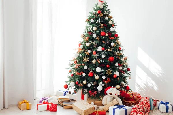 Quarto interior com janela de árvore de Natal com presentes de ano novo — Fotografia de Stock