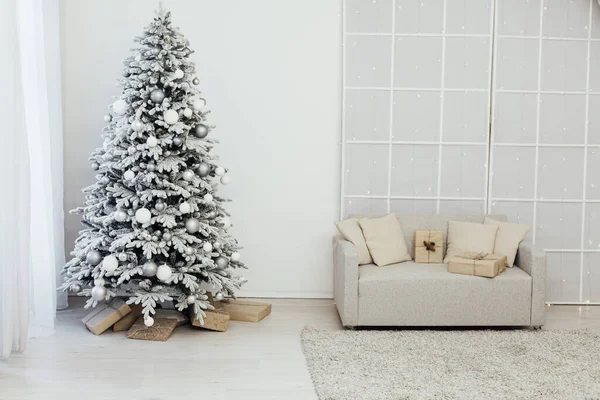 Kerstboom met geschenken voor het nieuwe jaar interieur — Stockfoto