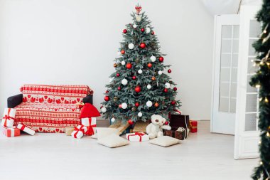 Kırmızı dekor, yeni yıl. Noel ağacı, hediyeler.