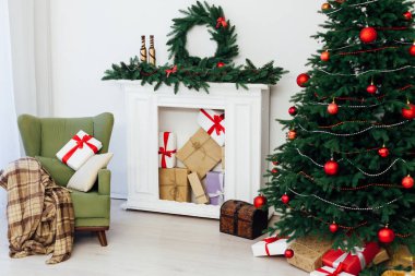 Noel ağacının içi hediyelerle doludur. Yeni yıl dekoru Aralık ayı.