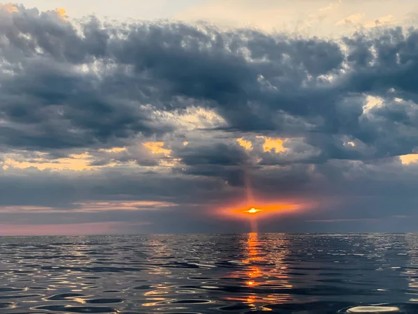Mar playa y puesta del sol cielo hermoso paisaje — Foto de Stock