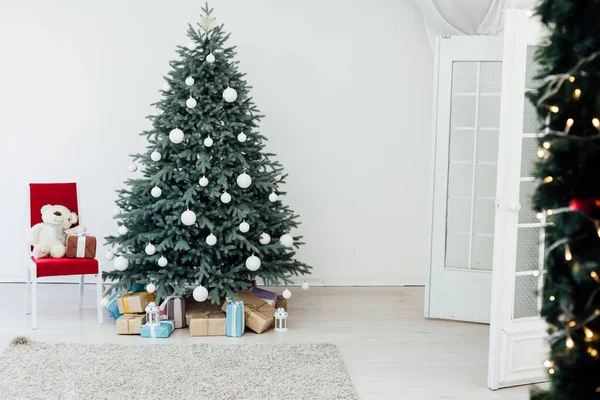 Decoração ano novo e terrier árvore de Natal com presentes — Fotografia de Stock