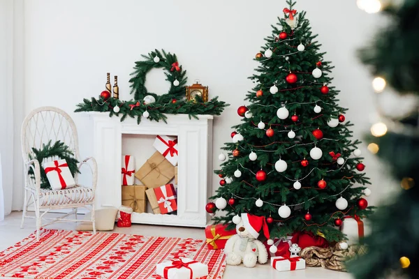 Vacker jul julgran interiör med gåvor nytt år inredning december — Stockfoto