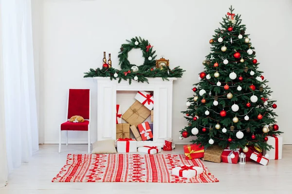 Hermoso árbol de Navidad interior con regalos decoración de año nuevo diciembre —  Fotos de Stock