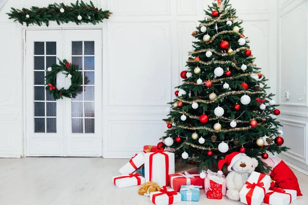 Árbol de Navidad interior con regalos año nuevo decoración diciembre — Foto de Stock