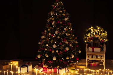 Noel ağacı ışıkları çelenk dekoru Yılbaşı Gecesi ziyafeti