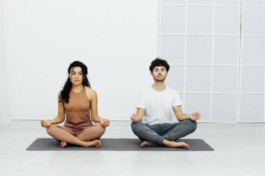 Erkek ve dişi yoga, asana jimnastik zindeliğini iki katına çıkarıyor.