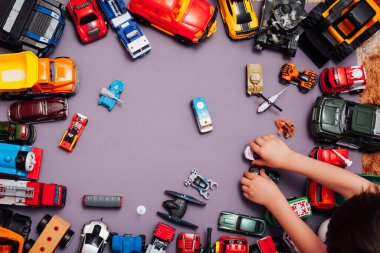 Çocuk oyuncak arabaları erkek oyunlarını geliştirmek için