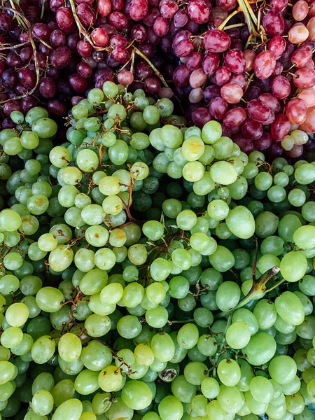 Много сладкого спелого винограда для еды в качестве фона — стоковое фото