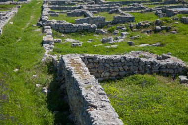İnsansız eski bir evin kalıntıları.
