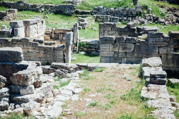 Ruinas antiguas de una casa sin gente — Foto de Stock