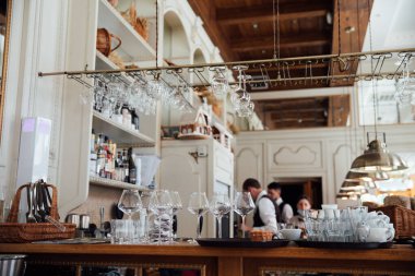 Barmen ve garson geçmişi olan bir bar restoranı.