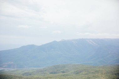 Dağ manzarası. Dağ yeşili yamacın tepesi.