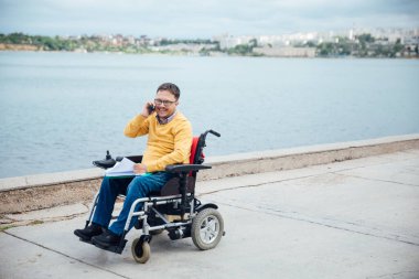 Tekerlekli sandalyedeki iş hayatında engelli bir adam