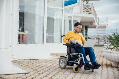 İnternette tekerlekli sandalye işinde engelli bir adam
