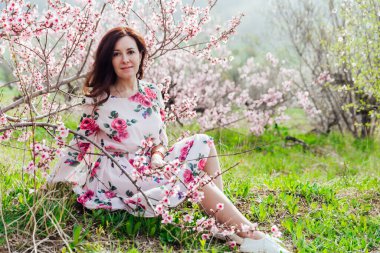 Çiçekleri pembe çiçekli, şeftali bahçeli, güzel esmer kadın.
