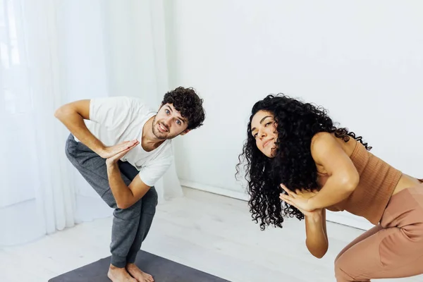 Hombre y mujer dedicados al yoga asana gimnasia deportiva fitness — Foto de Stock