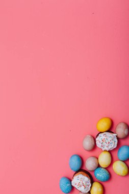 Farklı renklerde tavuk yumurtaları Hıristiyanların Paskalya bayramında