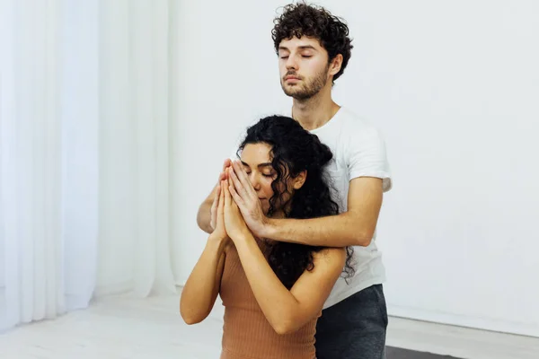 Man en vrouw verdubbelt yoga asana gymnastiek fitness — Stockfoto