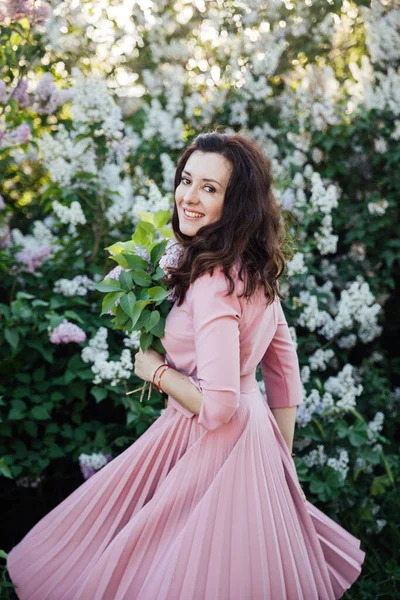 Leylak çiçekli güzel bir kadının portresi.