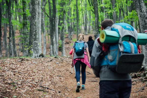 Homens e mulheres viajam na floresta — Fotografia de Stock