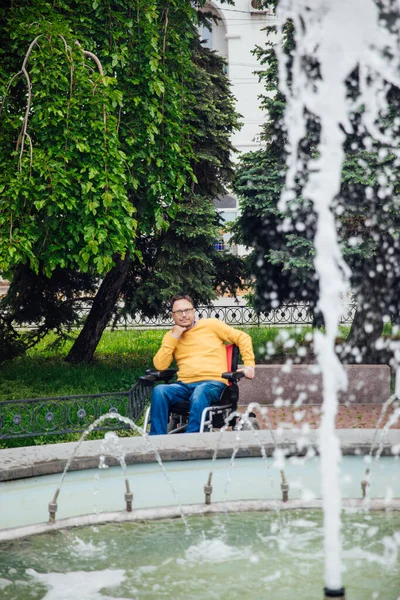 Homem com deficiência no negócio de trabalho em cadeira de rodas online — Fotografia de Stock