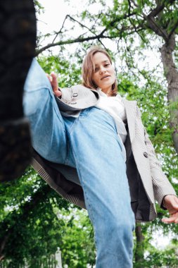 Güzel, modaya uygun bir kadın bir bacak kaldırır.