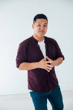 Beyaz odadaki yakışıklı Asyalı bir adamın portresi.