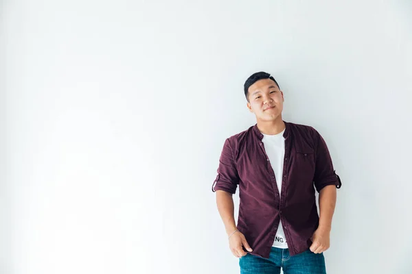 Retrato de un hombre asiático guapo en una habitación blanca —  Fotos de Stock