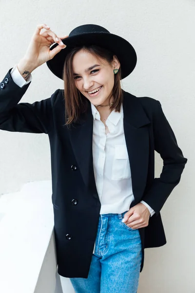 Krásná módní mladá žena v černém klobouku s poli — Stock fotografie