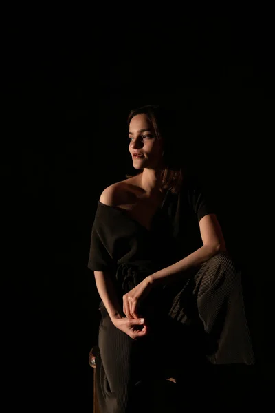 Krásná módní žena ve spodním prádle v soumraku — Stock fotografie