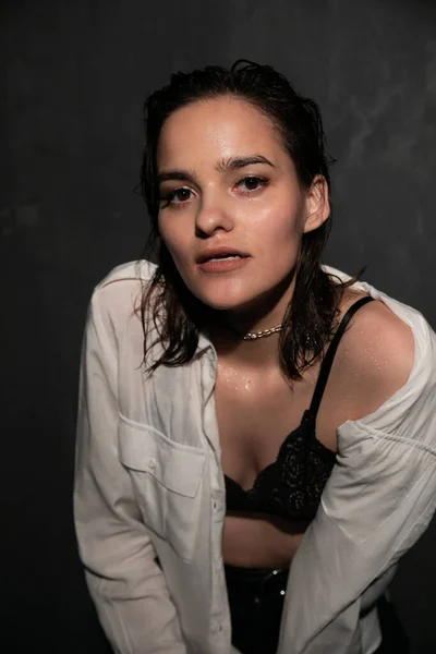 Alacakaranlık odasında güzel ve seksi bir kadının portresi. — Stok fotoğraf