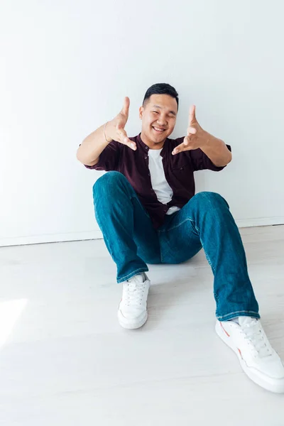 Pria Asia yang cantik duduk di lantai di ruangan putih — Stok Foto