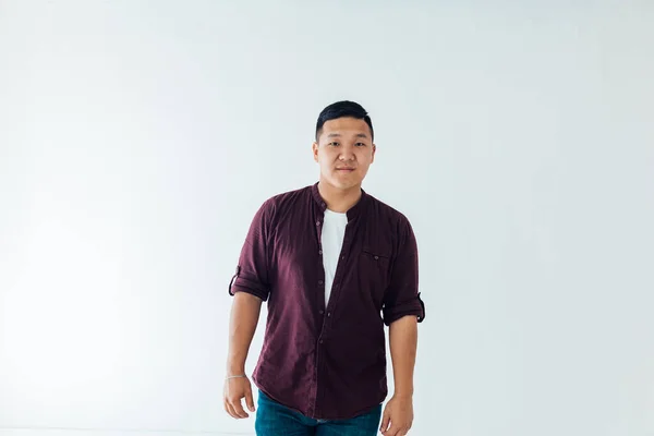 Retrato de un hombre asiático guapo en una habitación blanca — Foto de Stock