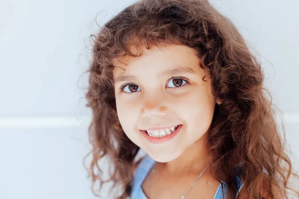 Ritratto di una bella bambina di 5 anni — Foto Stock