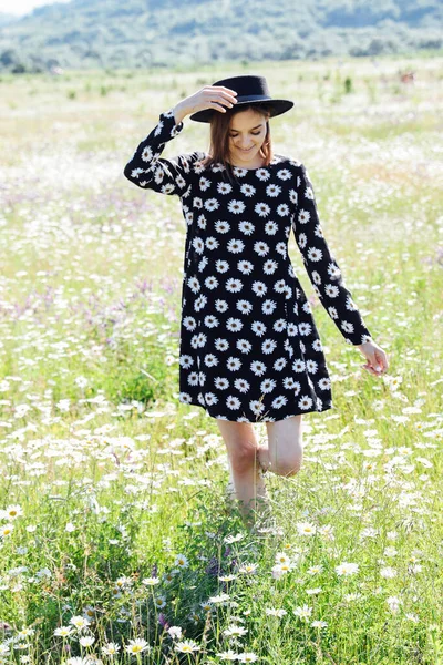 Mulher bonita em vestido no campo de margaridas — Fotografia de Stock