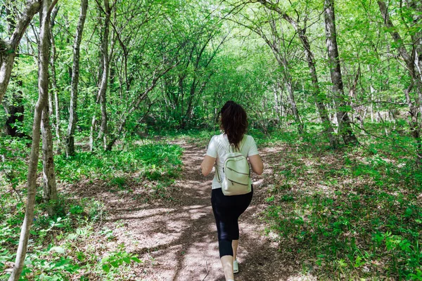 Donna a piedi attraverso la foresta verde viaggio nella natura — Foto Stock