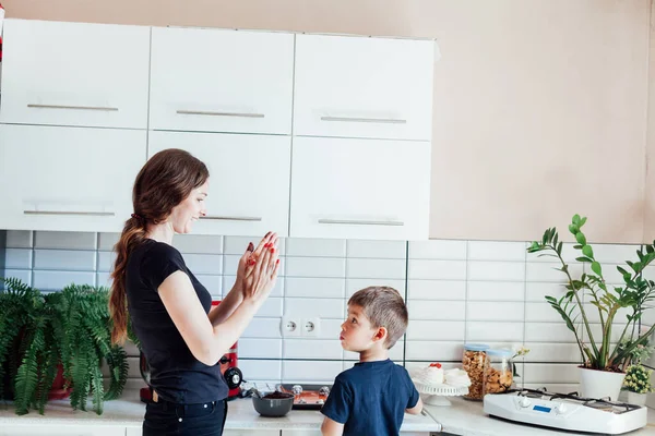 Мати і син готують солодкі торти на кухні — стокове фото