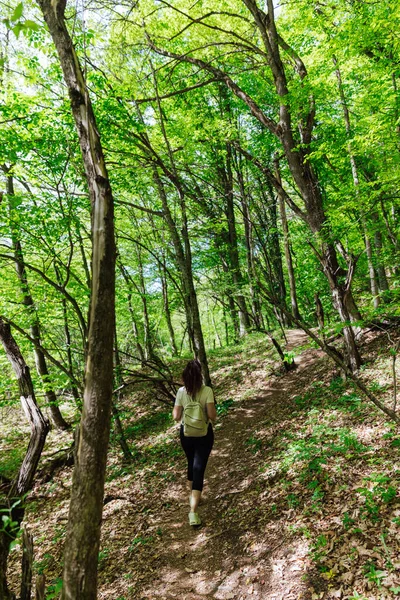 Mulher caminhando pela floresta verde viagem natureza — Fotografia de Stock