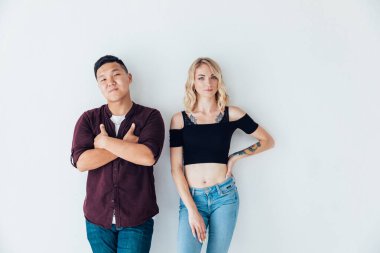 Güzel erkek ve kadın ortak portresi açık arka planda