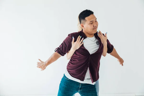 Un hombre y una mujer bailan música bachata en una habitación blanca —  Fotos de Stock