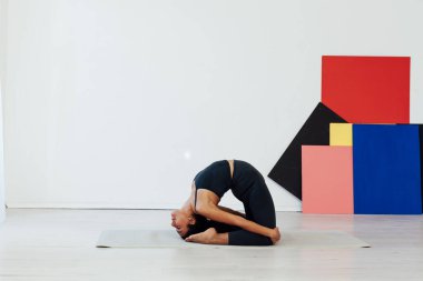 Güzel kadın esmer yoga jimnastiği yapıyor.